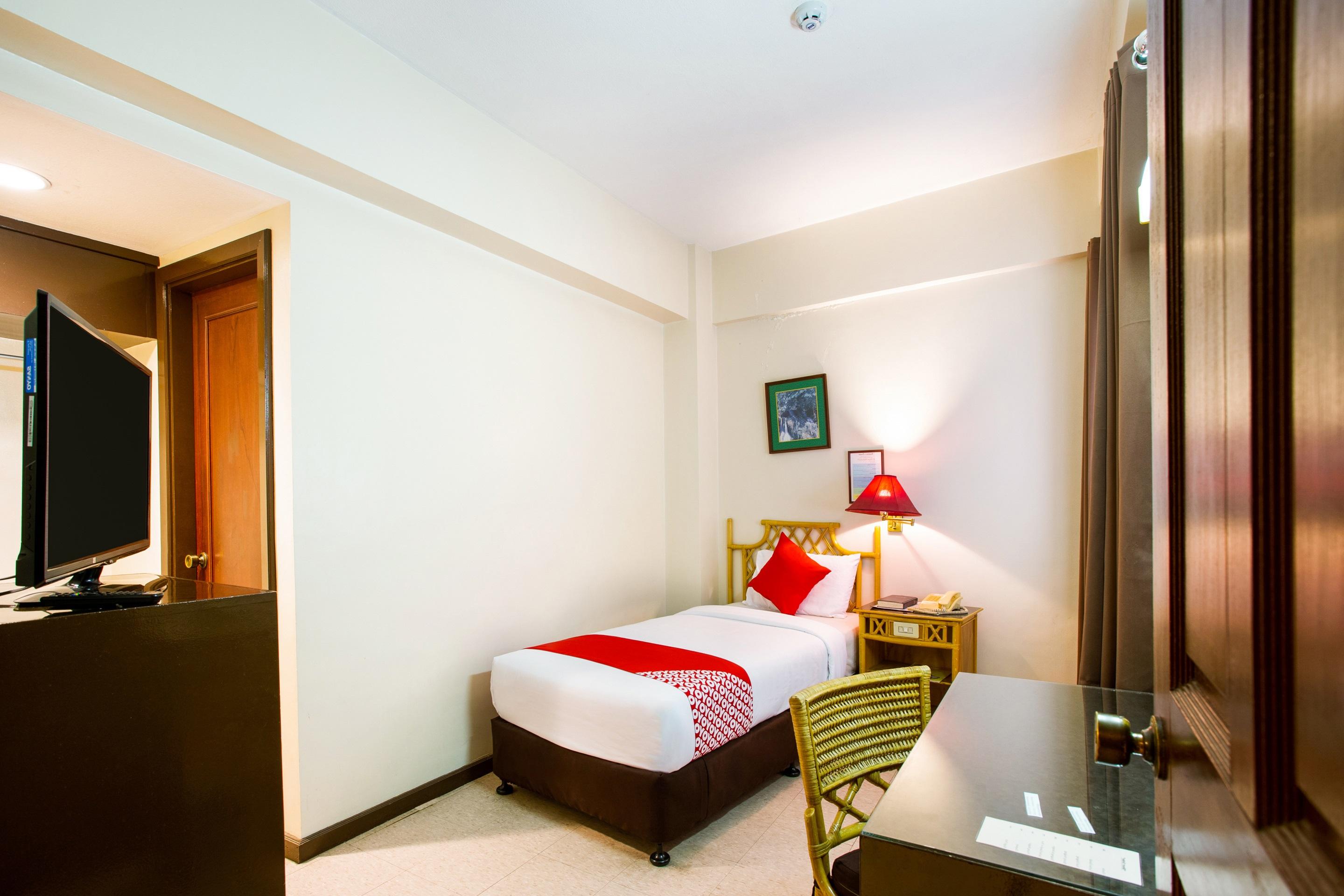 Oyo 414 Humberto'S Hotel Davao Экстерьер фото