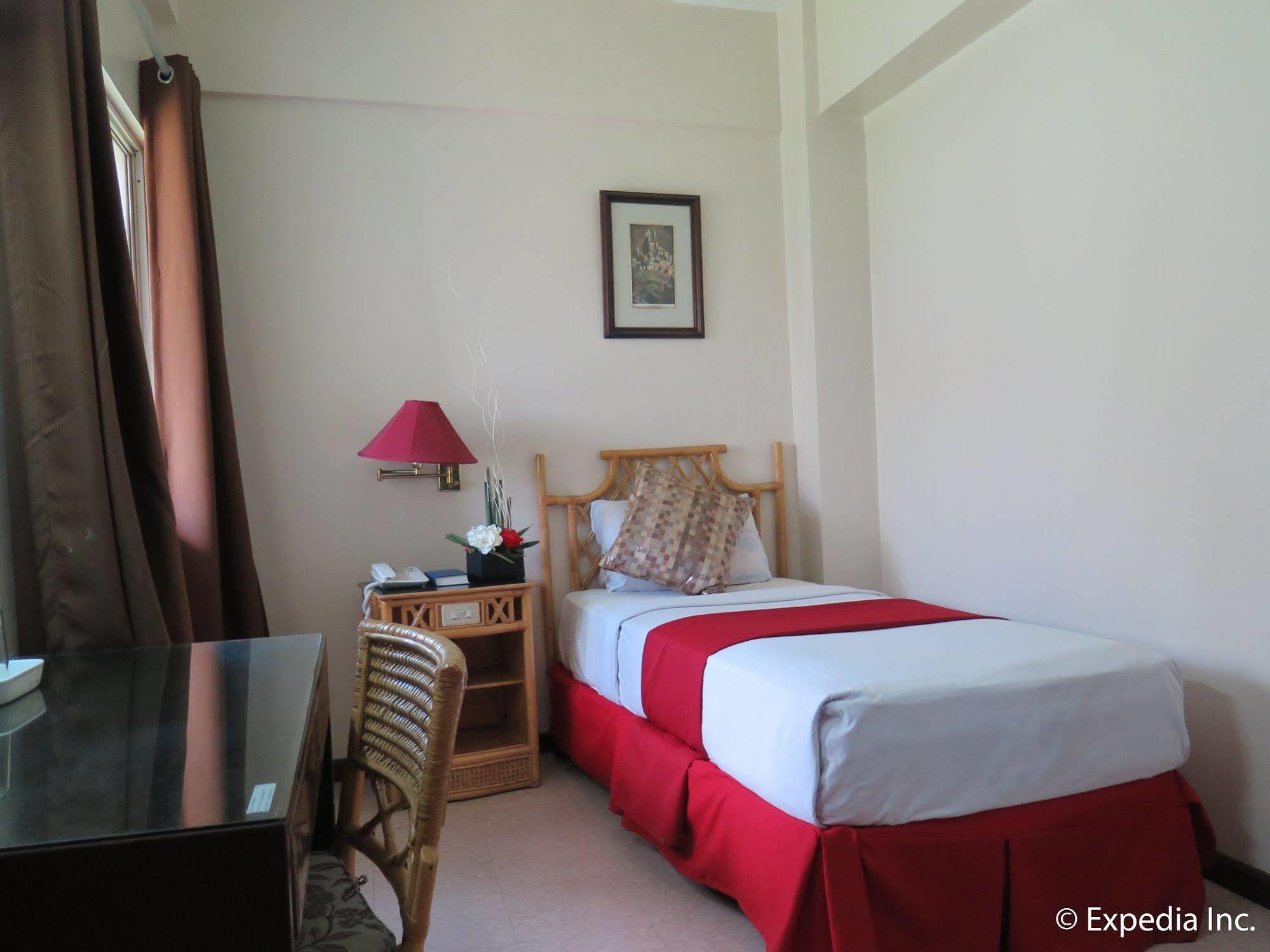 Oyo 414 Humberto'S Hotel Davao Экстерьер фото