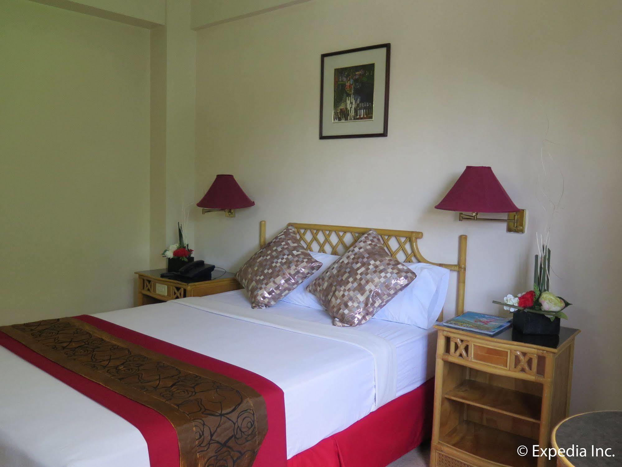 Oyo 414 Humberto'S Hotel Davao Экстерьер фото